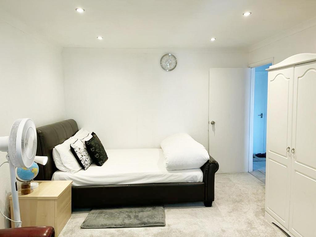 Blessings Of Peace Home Away From Home Cardiff Bagian luar foto