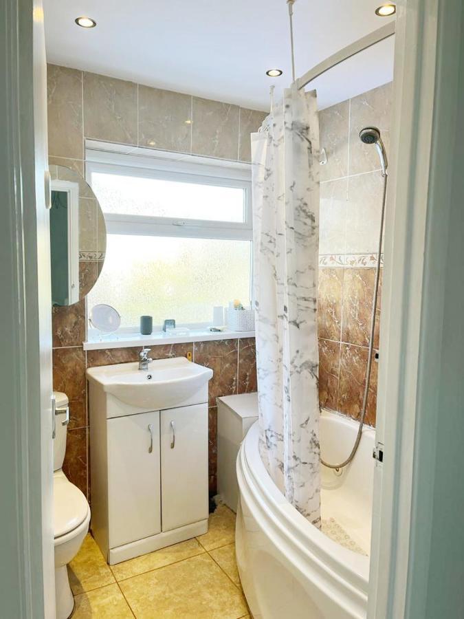 Blessings Of Peace Home Away From Home Cardiff Bagian luar foto