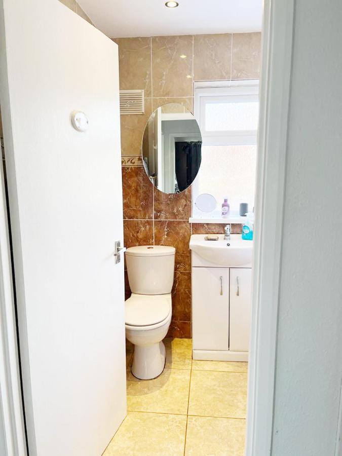 Blessings Of Peace Home Away From Home Cardiff Bagian luar foto