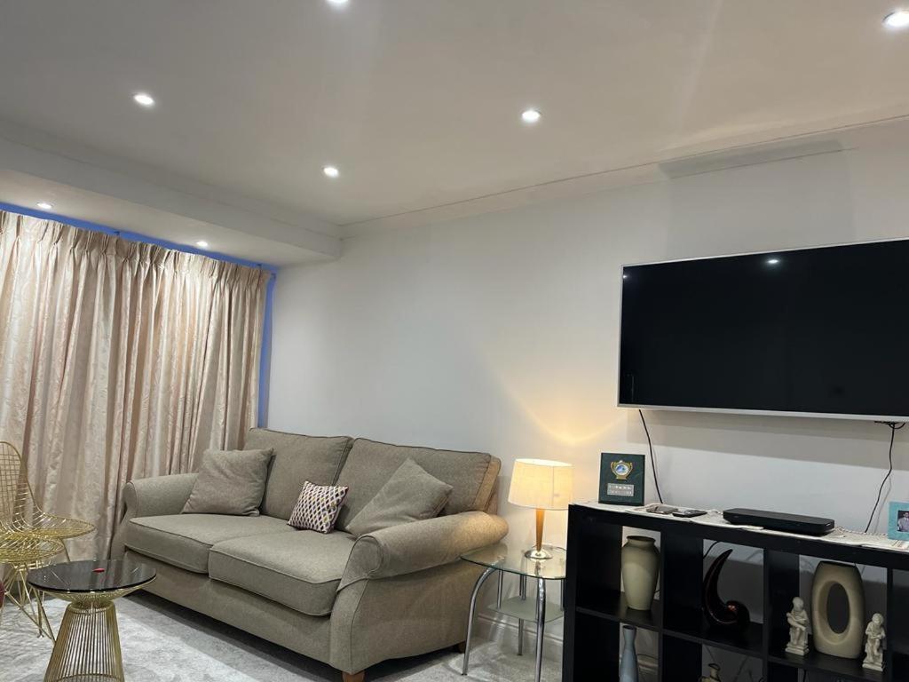 Blessings Of Peace Home Away From Home Cardiff Bagian luar foto