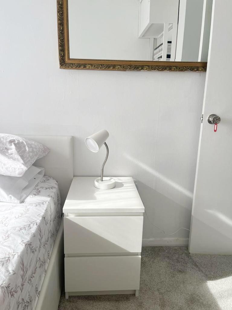 Blessings Of Peace Home Away From Home Cardiff Bagian luar foto