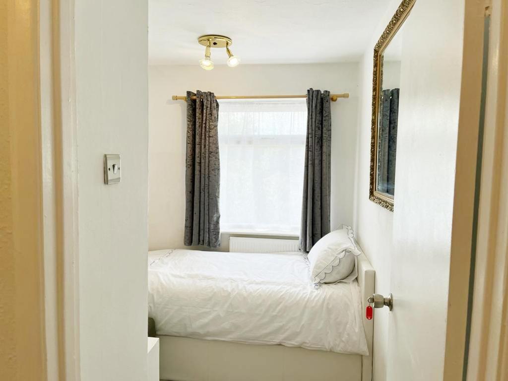 Blessings Of Peace Home Away From Home Cardiff Bagian luar foto